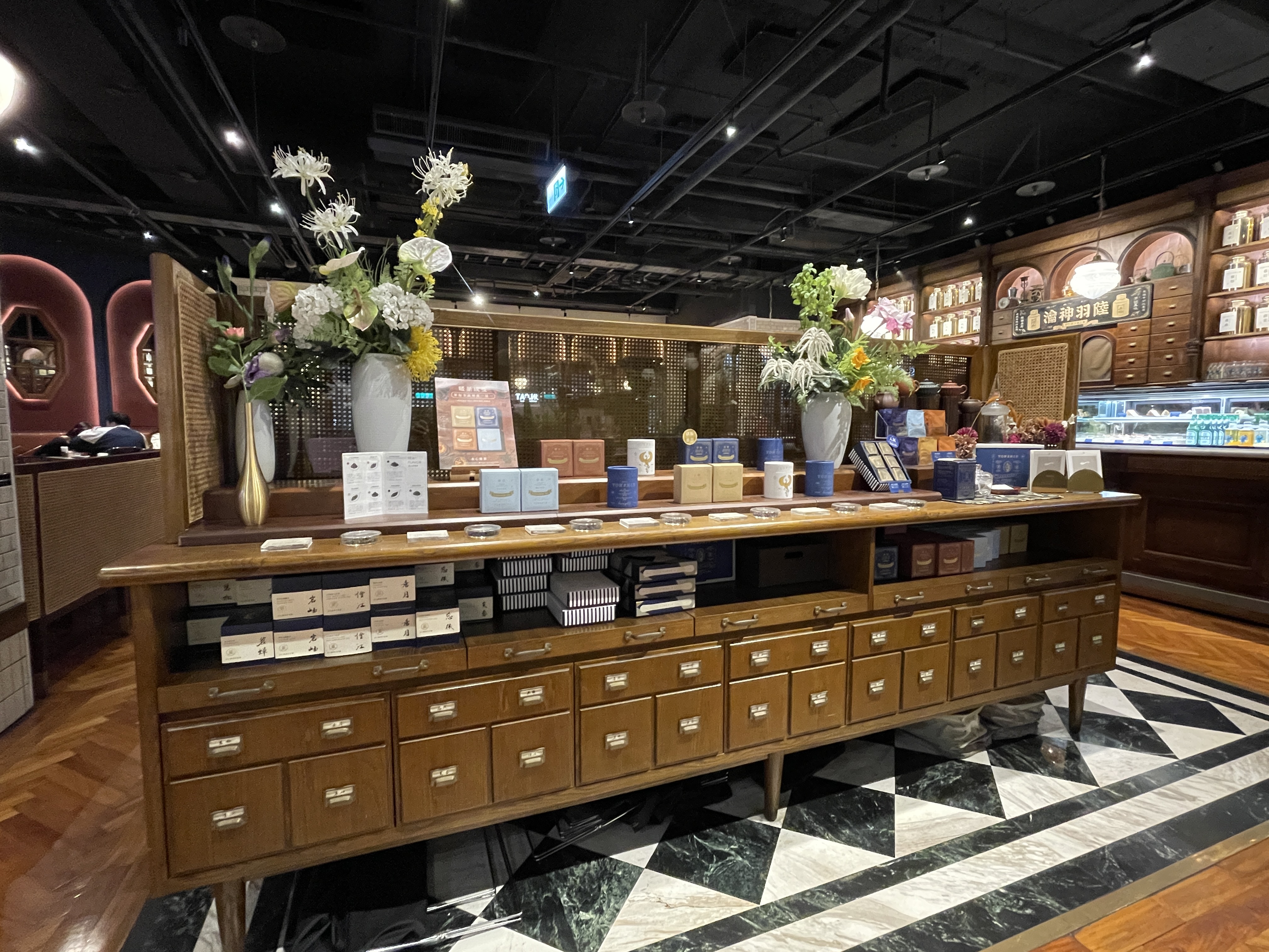Central display cabinet