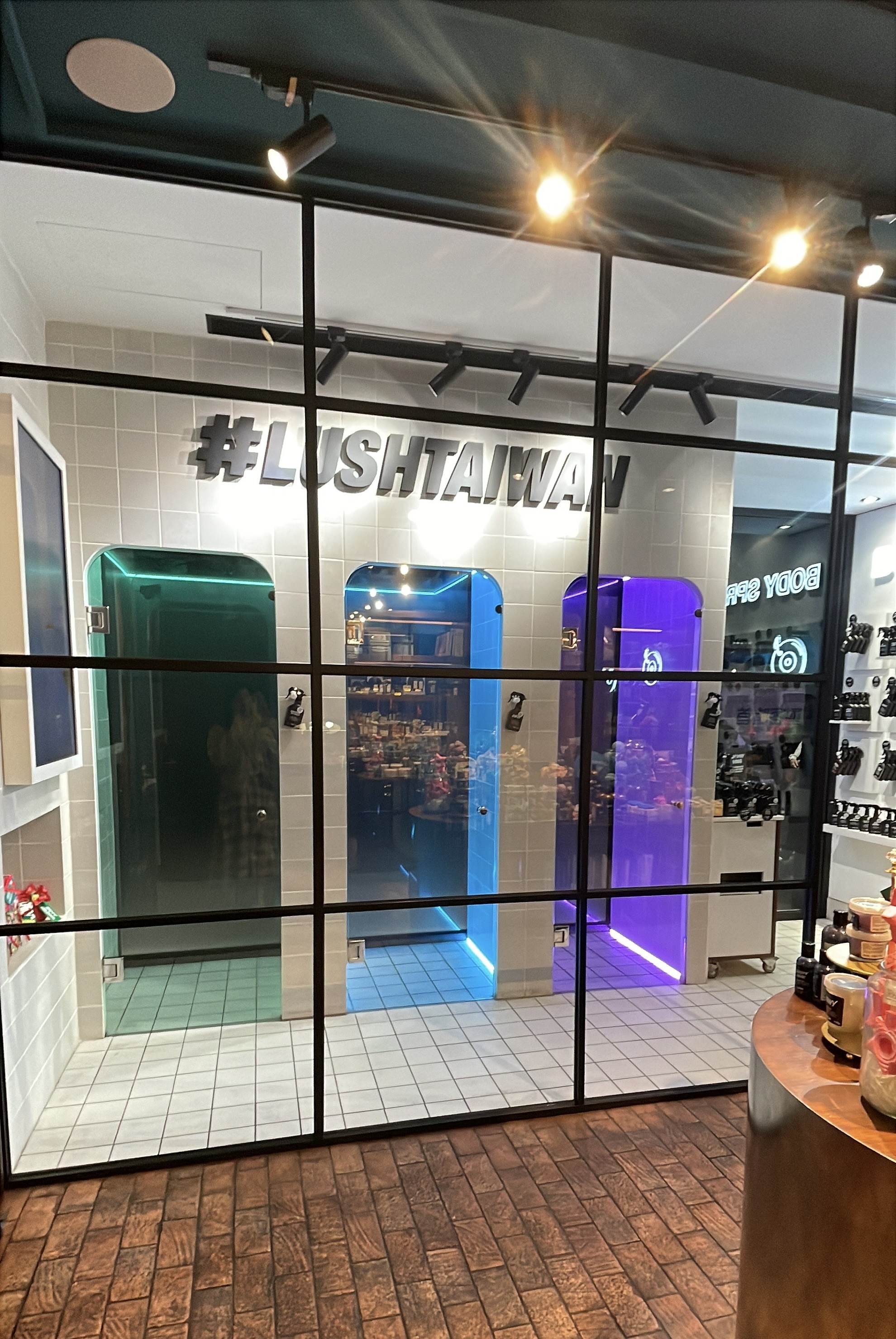 Glass wall shower booths
