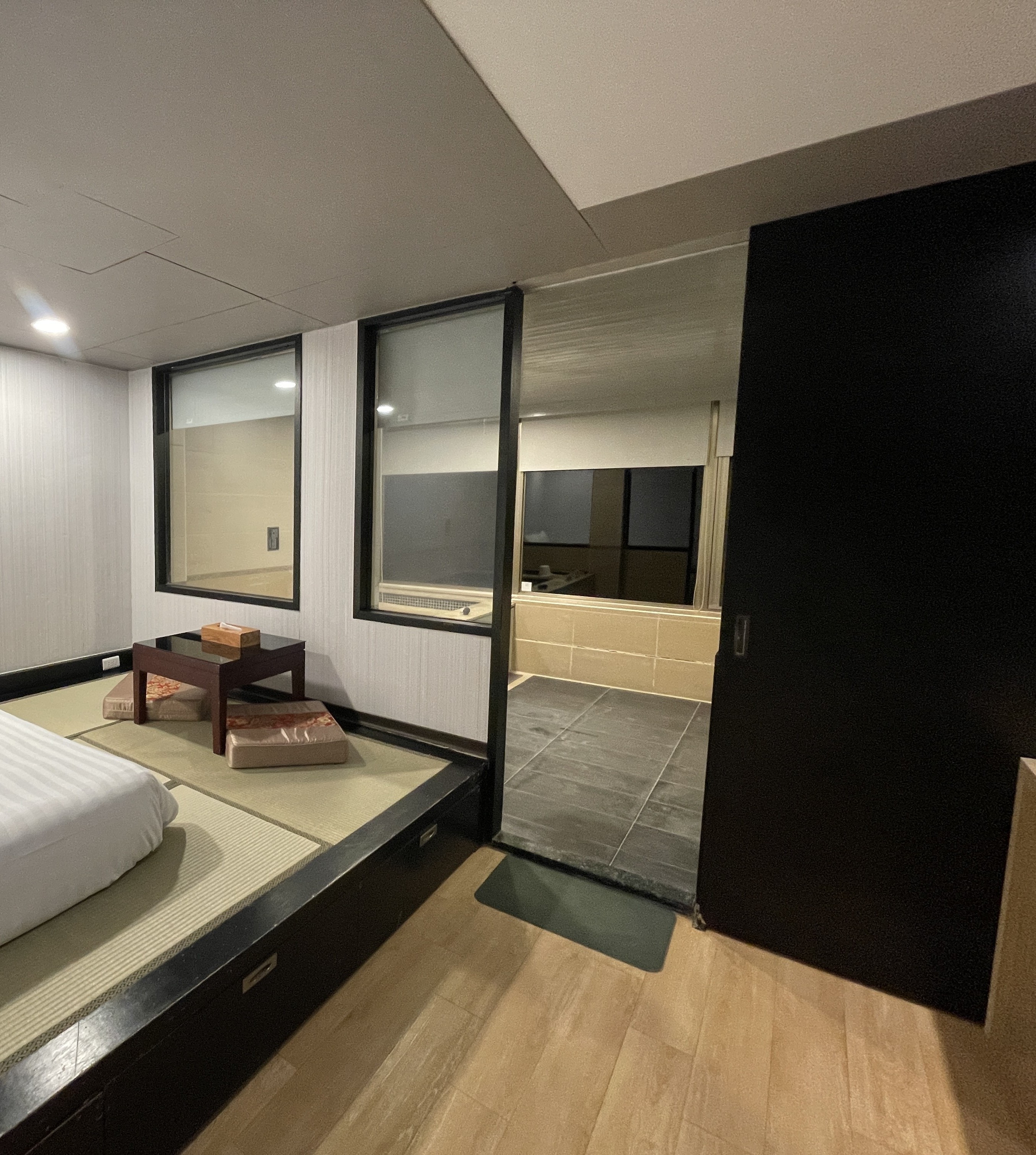 Tatami-bathroom boundary door